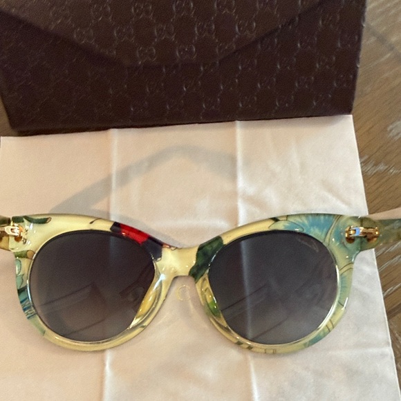 Gucci Black Cat-Eye Sunglasses - Picture 5 of 8